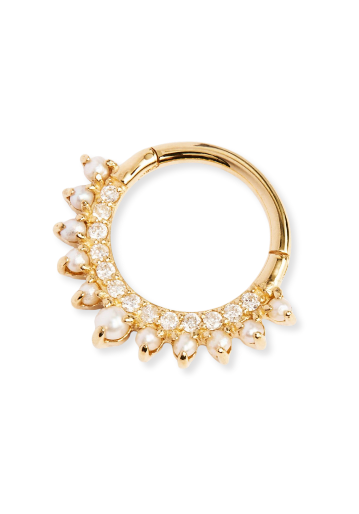 Anneau de piercing doré avec perles et cristaux, bijou haut de gamme disponible chez Encorps Studio à Nîmes | Garons