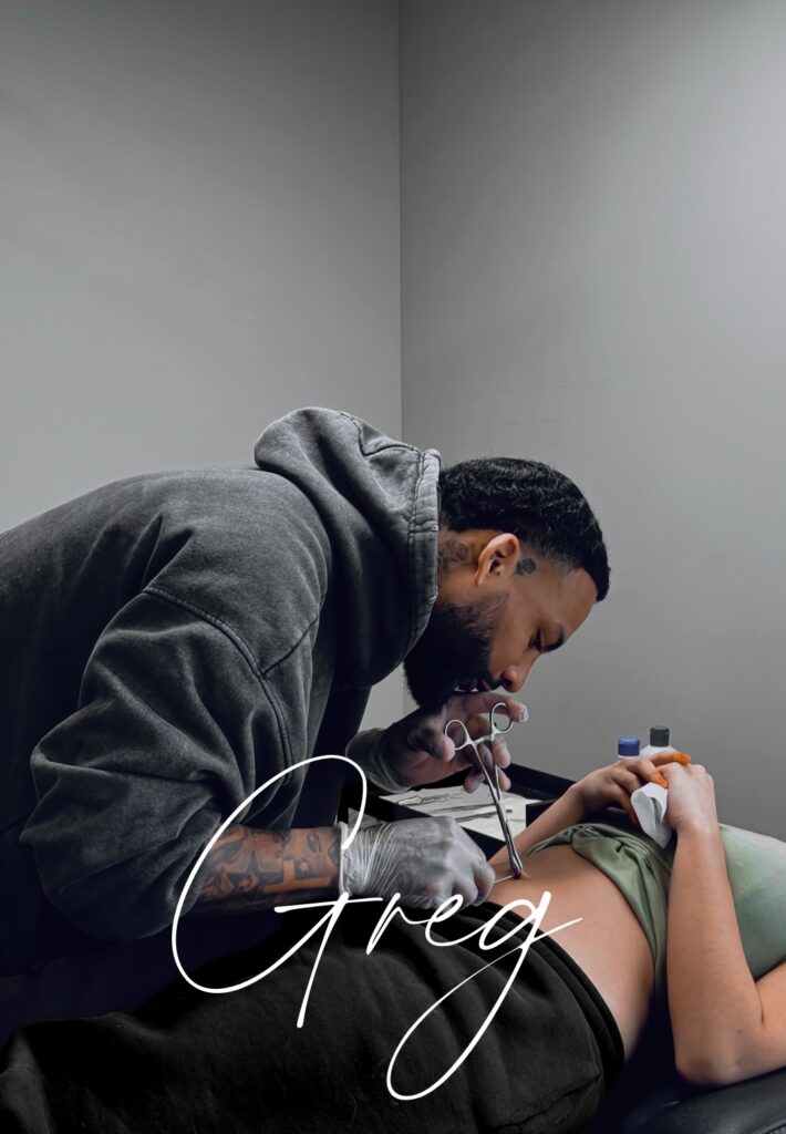 Tatoueur Greg en train de réaliser un piercing sur un client au salon Encorps Studio à Nîmes | Garons