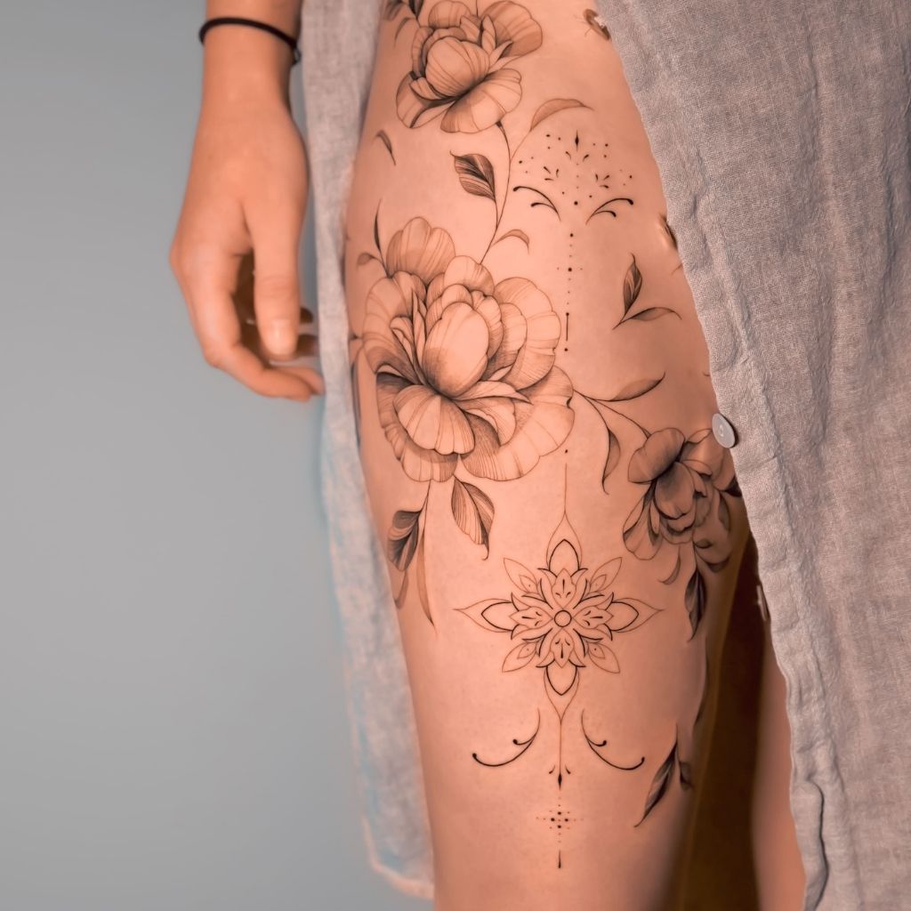 Tatouage pivoine et ornement mandala fine line sur la cuisse réalisé au salon Encorps Studio à Nîmes | Garons