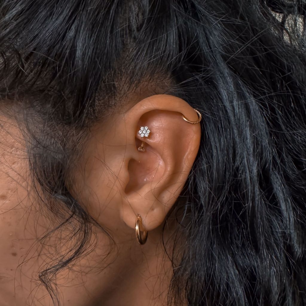 Piercing rook avec bijou fleur cristal réalisé au salon Encorps Studio à Nîmes | Garons