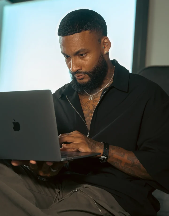 Greg, pierceur professionnel chez Encorps Studio à Nîmes | Garons, portrait