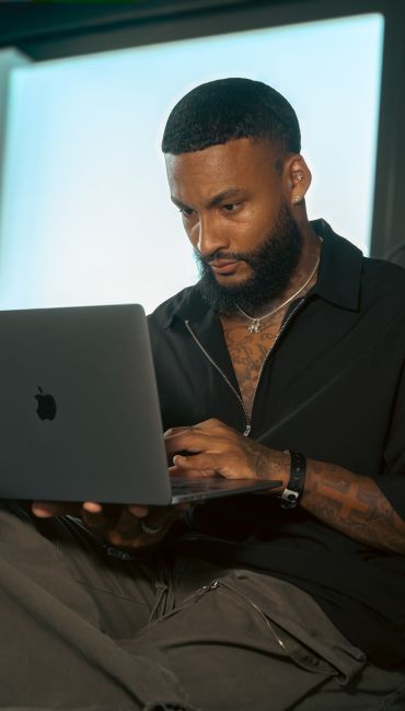 Greg, pierceur professionnel chez Encorps Studio à Nîmes | Garons, portrait