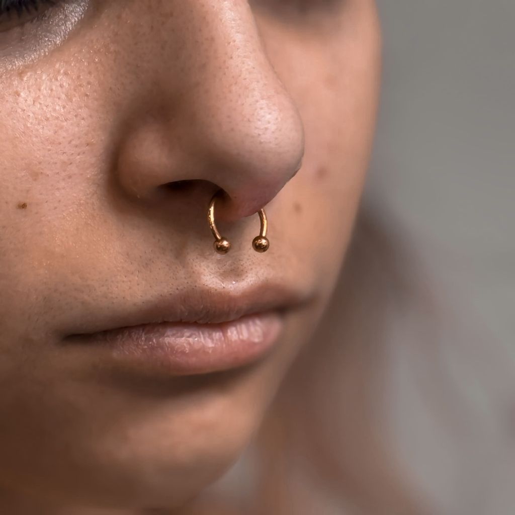 Piercing septum doré réalisé au salon Encorps Studio à Nîmes | Garons